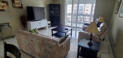 901 NE 14th Ave in Hallandale Beach, FL - Building Photo - Building Photo