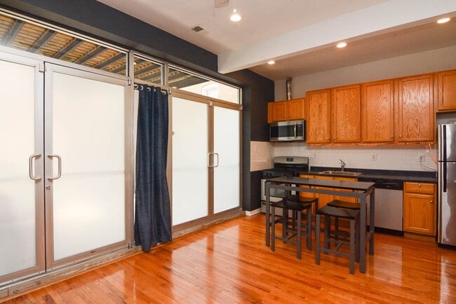 1448 W Blackhawk St, Unit J08P in Chicago, IL - Foto de edificio - Building Photo