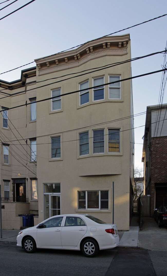 1099 Summit Ave in Jersey City, NJ - Building Photo - Building Photo