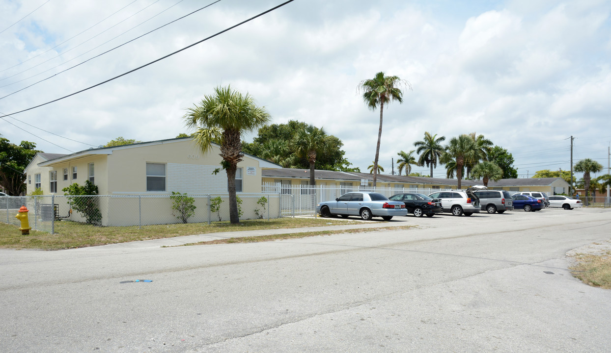 609 NW 7th Ave in Hallandale Beach, FL - Building Photo