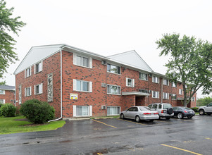 Parkview Apartments in Addison, IL - Building Photo - Building Photo