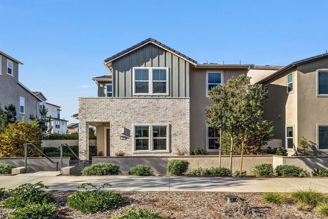 349 Loon in Irvine, CA - Building Photo