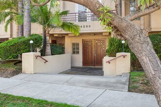 14290 Dickens St, Unit 204 in Sherman Oaks, CA - Foto de edificio - Building Photo
