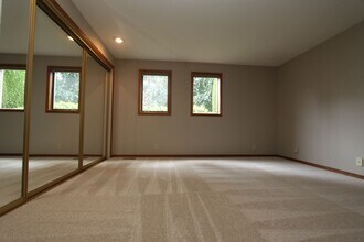 4155 West Lake Sammamish Pkwy NE in Redmond, WA - Building Photo - Building Photo