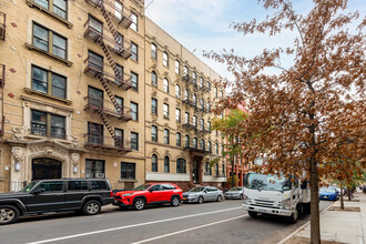 2 br down the block from the busy Bedford ave in Brooklyn, NY - Building Photo - Building Photo