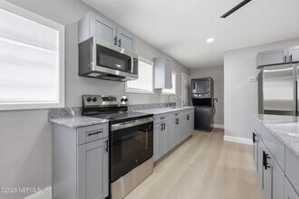 9565 Carbondale Dr W in Jacksonville, FL - Building Photo - Building Photo