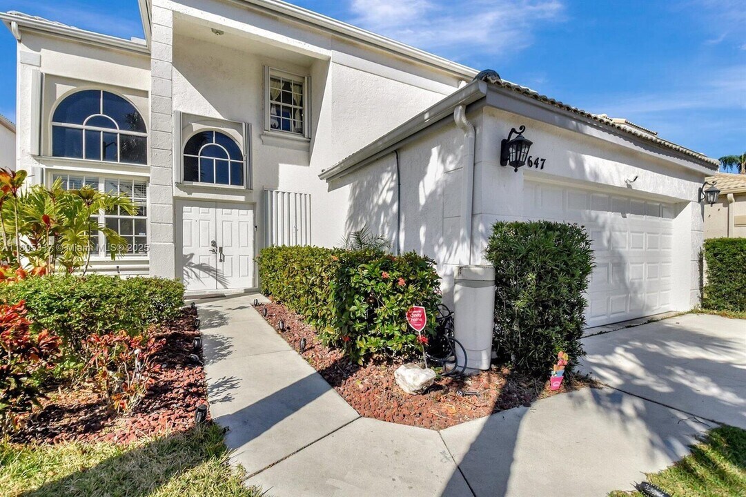 7647 Rockport Cir in Greenacres, FL - Building Photo