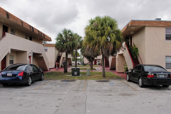 Oasis Apartments in Miami Gardens, FL - Building Photo - Building Photo