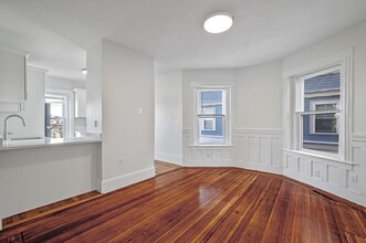 307 Medford St, Unit 305-2 in Somerville, MA - Foto de edificio - Building Photo