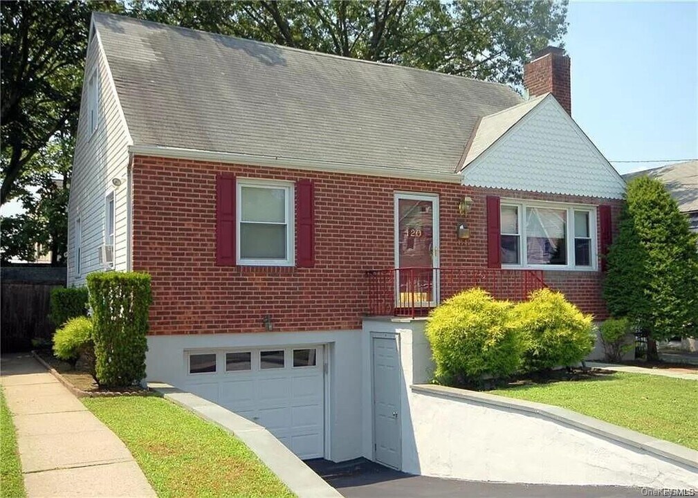 120 Bradford Ave, Unit 2 in Mamaroneck, NY - Building Photo