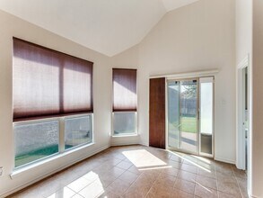 2213 Laurel Forest Dr in Fort Worth, TX - Foto de edificio - Building Photo