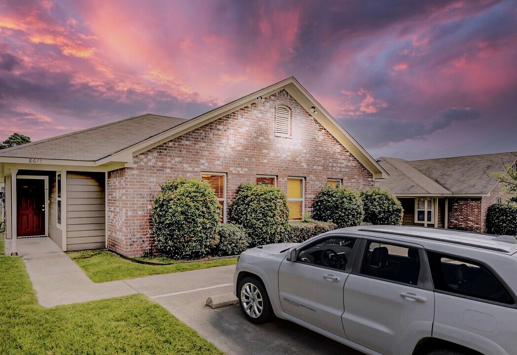 8640 Mansion Creek Cir in Tyler, TX - Building Photo