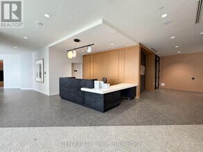 2495 Eglinton Ave W in Mississauga, ON - Building Photo - Building Photo