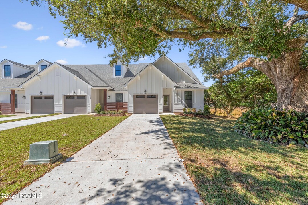 100 Foster Grove Drive in Youngsville, LA - Foto de edificio