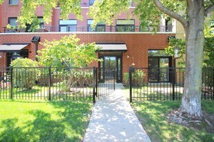 2912 N River Walk Dr, Unit Riverfront Apartment in Chicago, IL - Building Photo