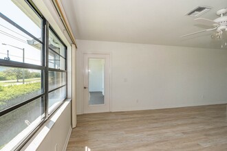1801 Indian River Blvd in Vero Beach, FL - Building Photo - Building Photo