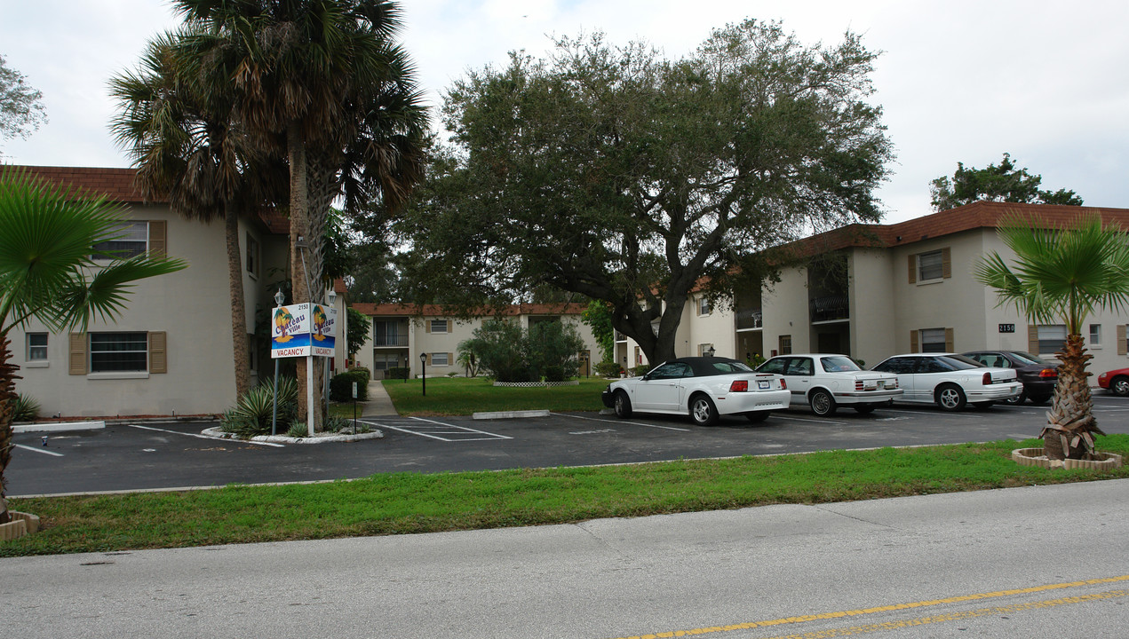 Chateau de Ville in South Daytona, FL - Building Photo