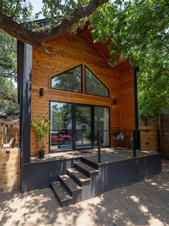 property at 905 W Annie St