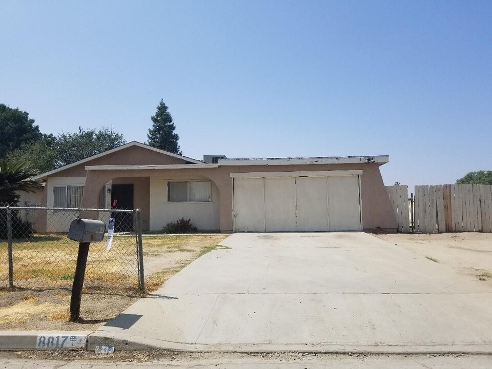 8817 Glenda St in Bakersfield, CA - Building Photo