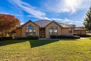 100 Braeburn Cir in Kerrville, TX - Building Photo