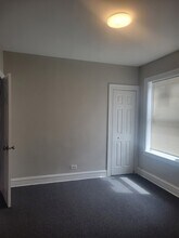 7918 S Essex Ave, Unit 3 in Chicago, IL - Building Photo - Building Photo