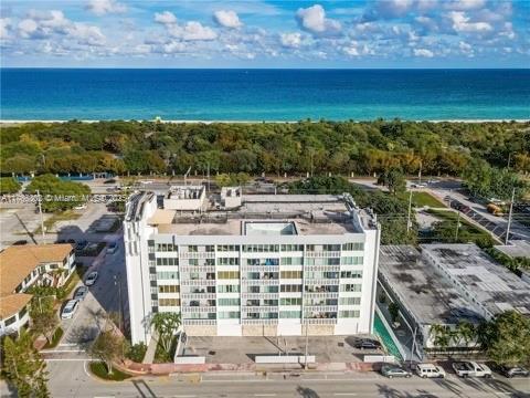 8233 Harding Ave in Miami Beach, FL - Building Photo