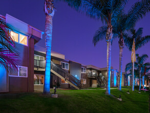 Naples Court in Chula Vista, CA - Foto de edificio - Building Photo