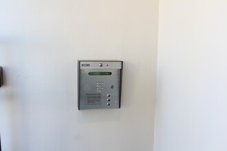 14848 Delano St in Los Angeles, CA - Foto de edificio - Building Photo