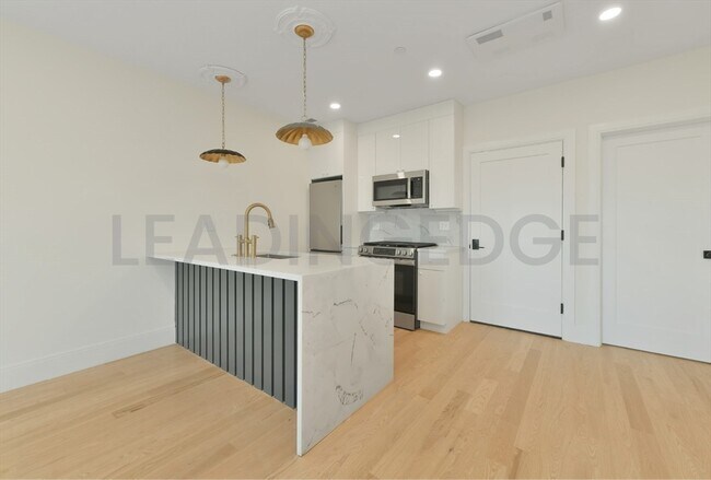 219 Paris St in Boston, MA - Building Photo - Building Photo