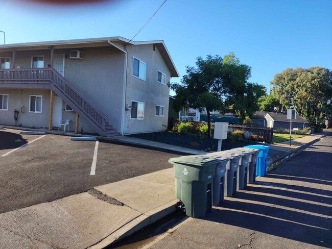 1980 Fogg Ave, Unit Unit 2 in Oroville, CA - Foto de edificio - Building Photo
