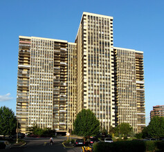 200 Winston Towers in Cliffside Park, NJ - Building Photo - Building Photo