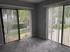 352 Prestwick Cir in Palm Beach Gardens, FL - Foto de edificio - Building Photo