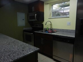 8950 SW 69th Ct in Pinecrest, FL - Foto de edificio - Building Photo