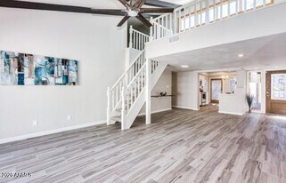 2 E Loma Ln in Phoenix, AZ - Building Photo