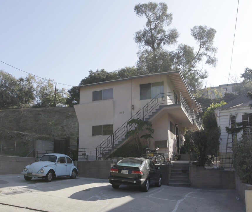 968 Tularosa Dr in Los Angeles, CA - Building Photo