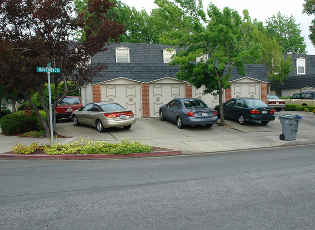 993 Mangrove Ave in Sunnyvale, CA - Foto de edificio - Building Photo