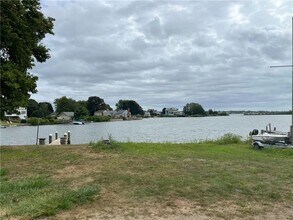 32 Shore Dr in Charlestown, RI - Foto de edificio - Building Photo