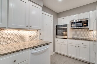 9810 Crest Meadow Dr in Dallas, TX - Building Photo - Building Photo