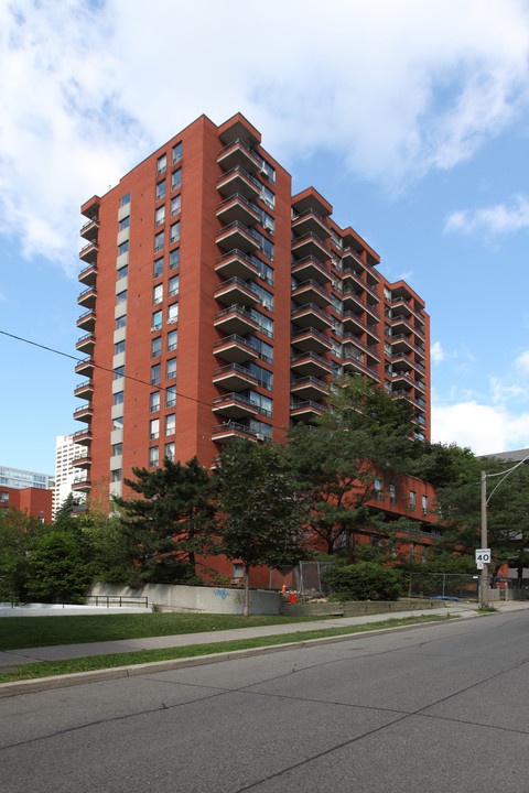 Holly Park in Toronto, ON - Building Photo