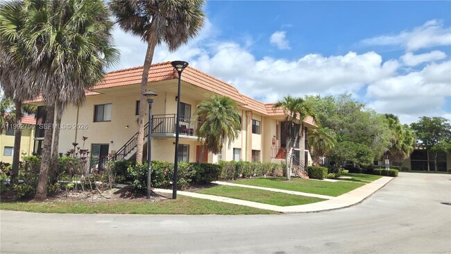 357 Lakeview Dr in Weston, FL - Building Photo - Building Photo