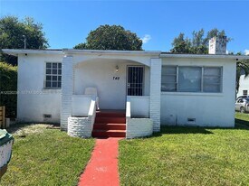 740 NW 31st St in Miami, FL - Building Photo