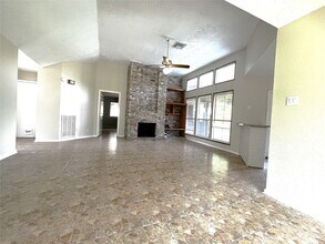 339 El Toro Ln in Webster, TX - Building Photo - Building Photo