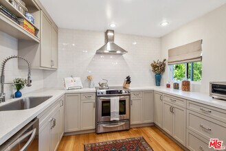 8550 Holloway Dr, Unit 307 in West Hollywood, CA - Foto de edificio - Building Photo