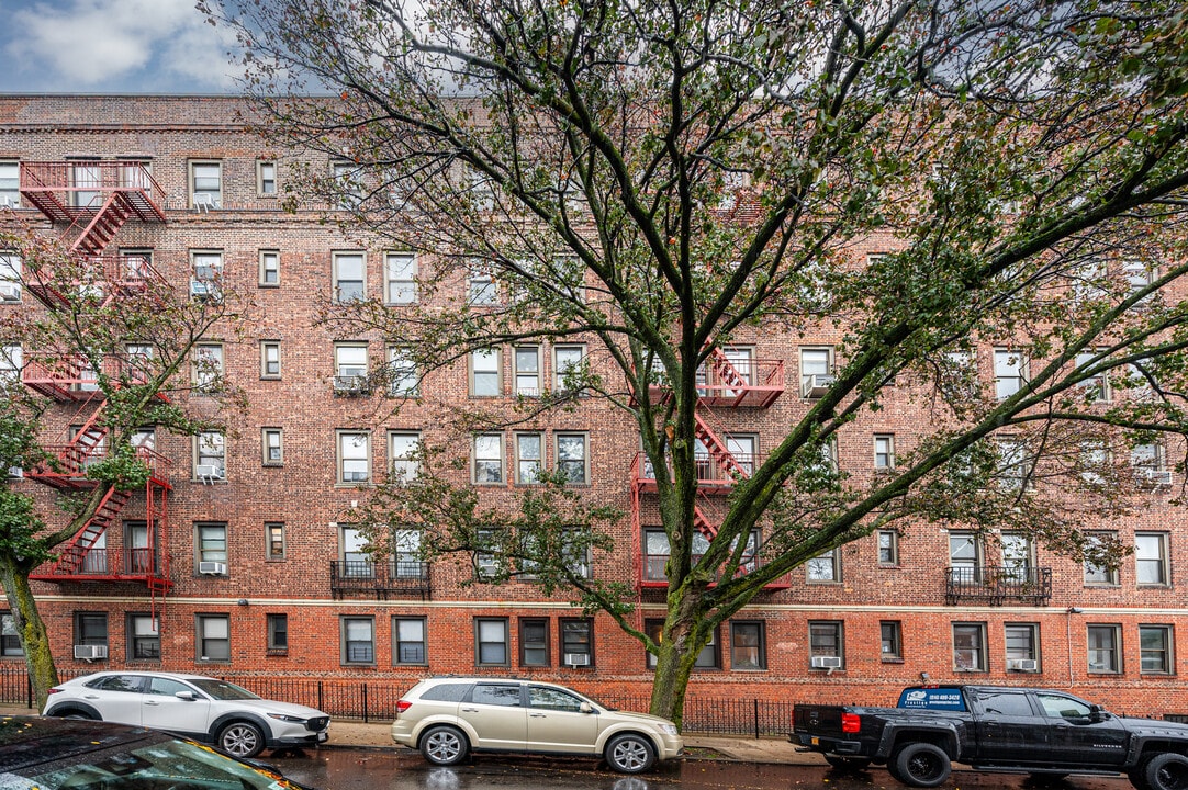 44-14 Newton Rd in Astoria, NY - Foto de edificio