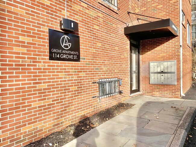 114 Grove St in Stamford, CT - Building Photo - Building Photo