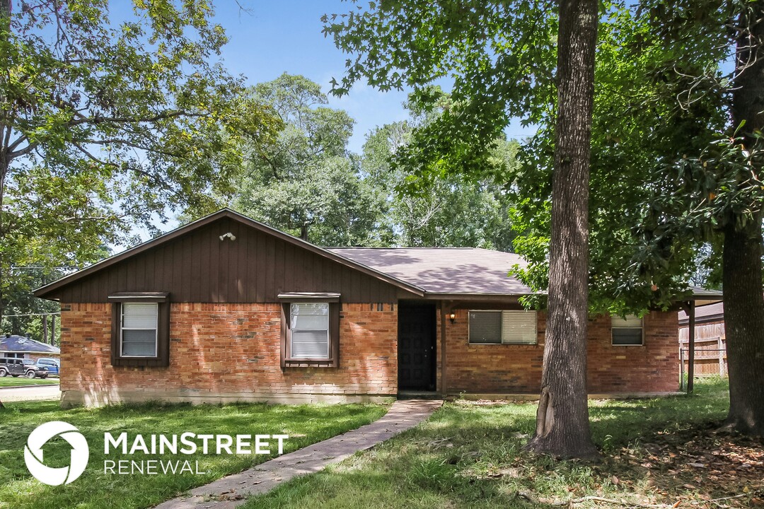 2003 Woodway Dr in New Caney, TX - Foto de edificio