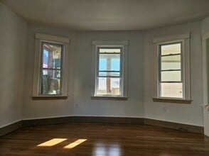 9 Victoria St in Lowell, MA - Building Photo - Building Photo