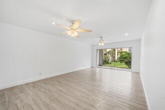 200 Waterway Dr S, Unit 202 in Lantana, FL - Foto de edificio - Building Photo