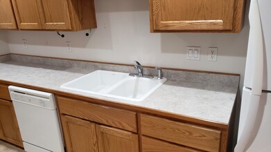 303 NW E St, Unit Apt. B in Grants Pass, OR - Foto de edificio - Building Photo