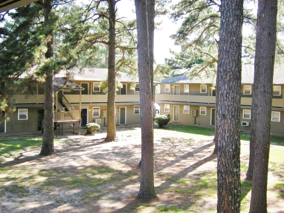 Regency Arms Apartment Homes in Pine Bluff, AR - Building Photo